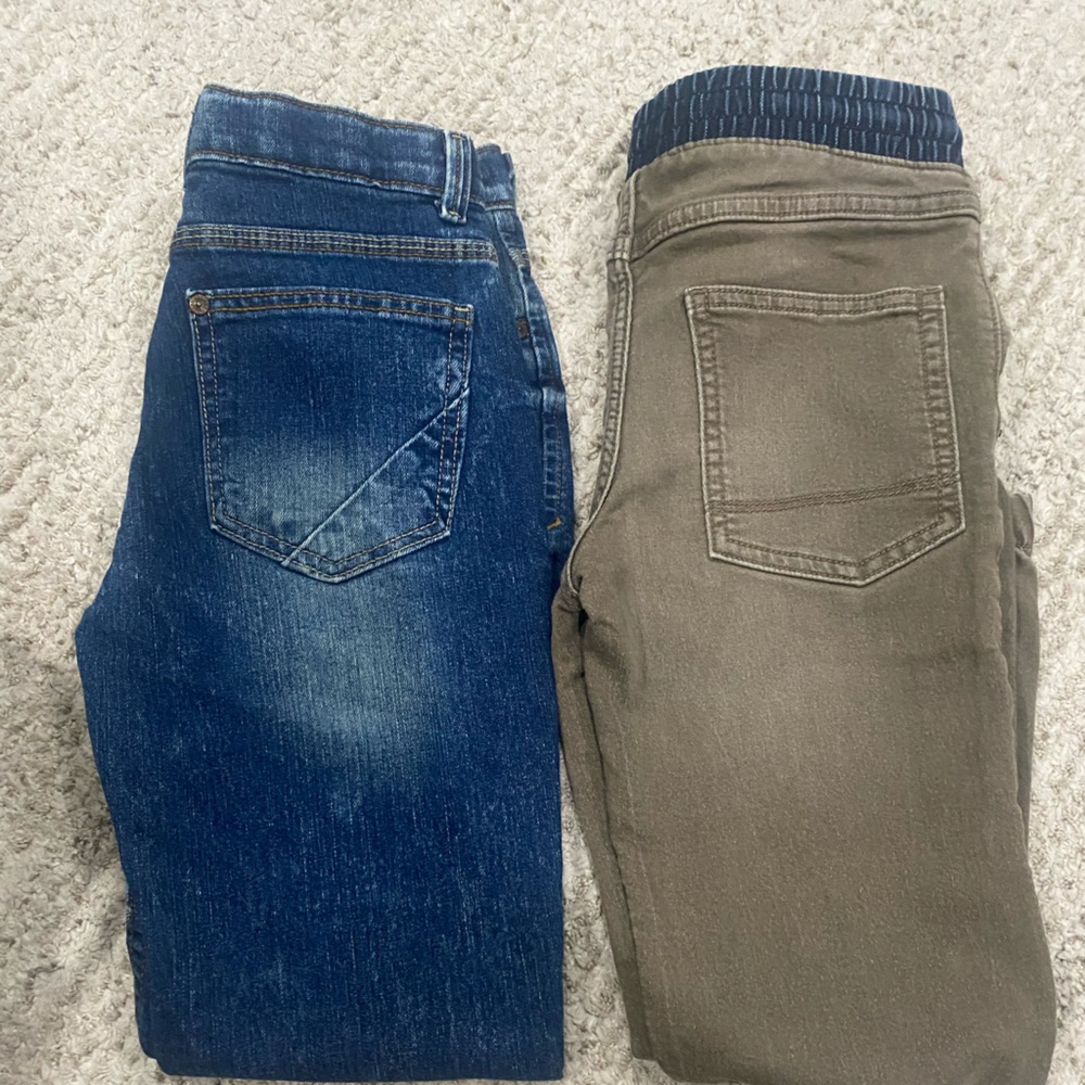 Lot of 5 pieces. 2 Jeans (Arizona straight) and (cat & jack) size 8 kids